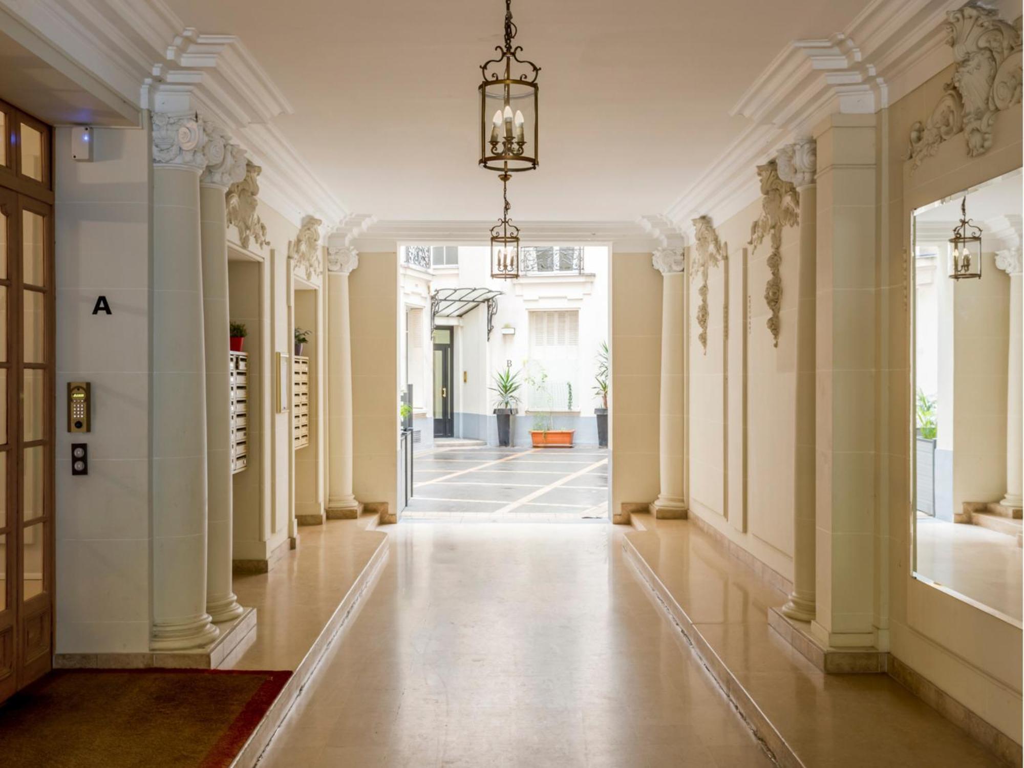 Cozy Apartment - Champs Elysees - Wagram Париж Екстериор снимка